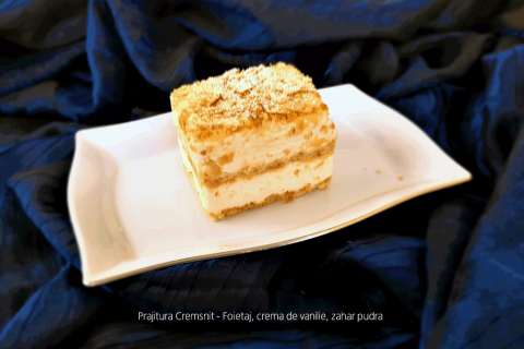 Prajitura Cremsnit - Foietaj, crema de vanilie, zahar pudra.